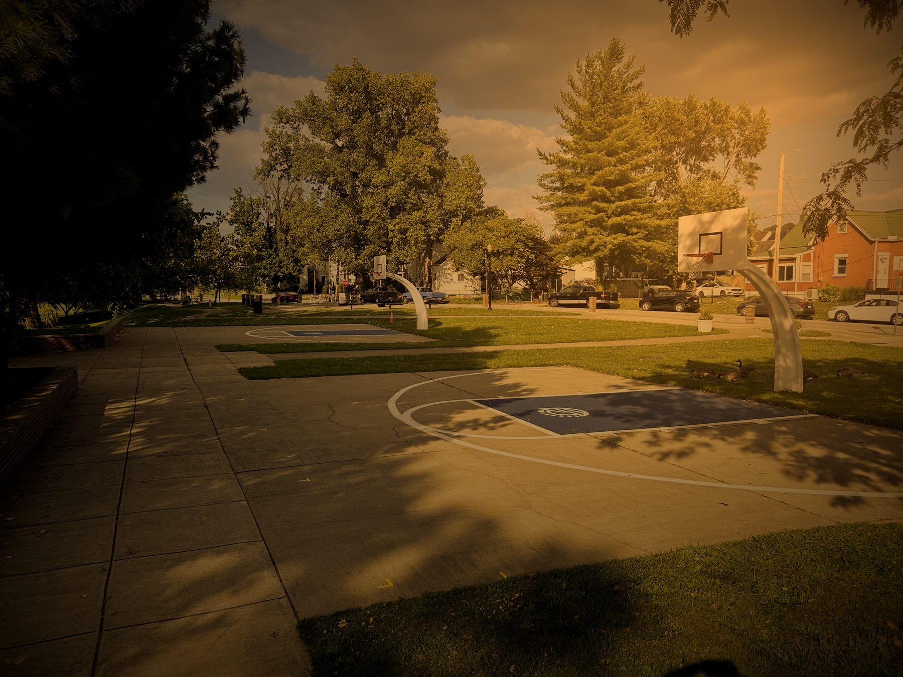 Path between the two outdoor courts at Bellevue Beach Park